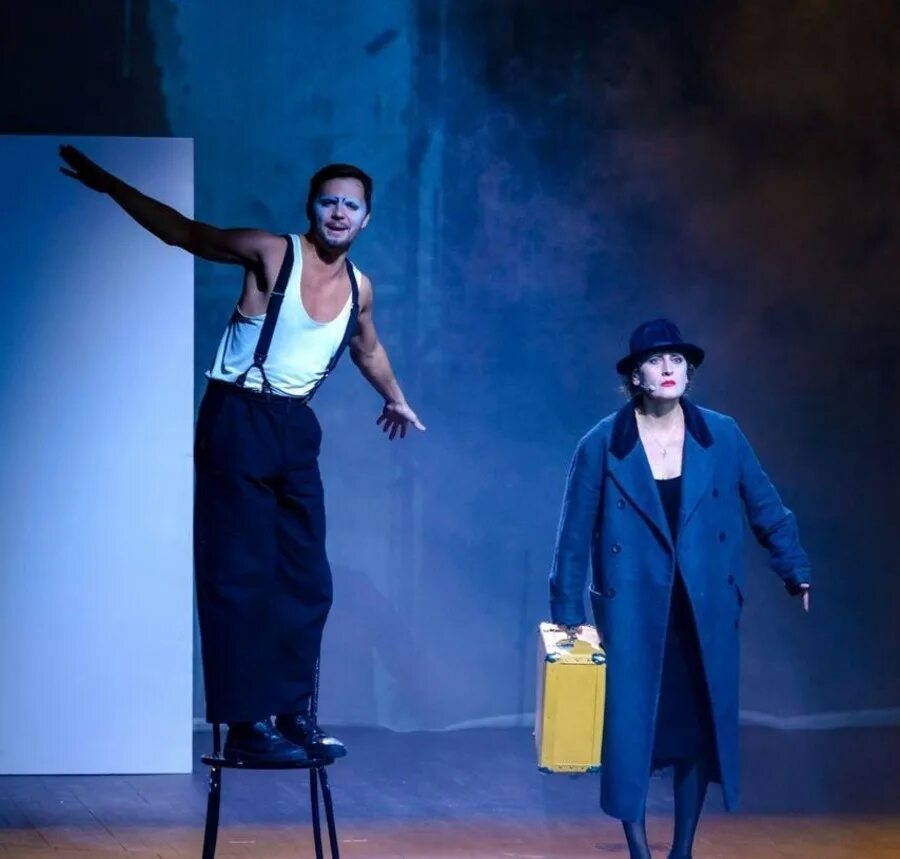 театральный салон. спектакль "театр" 20. орск драмтеатр ивлева. актриса в театре в тюзе города. места в театре орский драм театр.