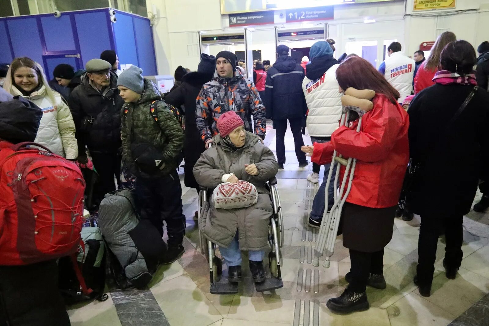 Новости украины 5.03 2024. Беженцы во Владимире. Беженцы и переселенцы. Люди на вокзале.