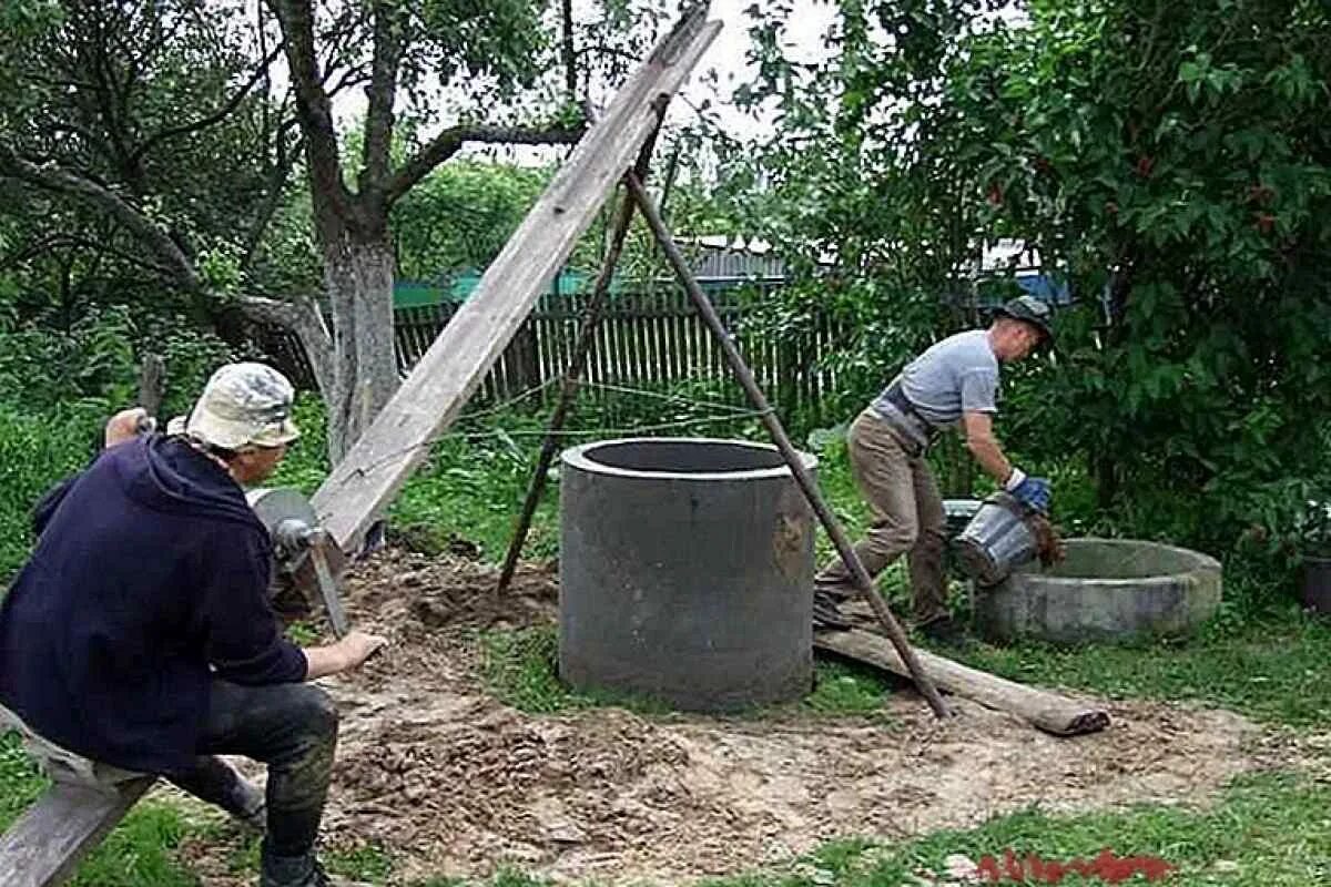 Опускаем бетонные. Тренога для копки колодца. Приспособления для рытья колодцев. Приспособление для опускания бетонных колец. Тренога для установки колец колодца.