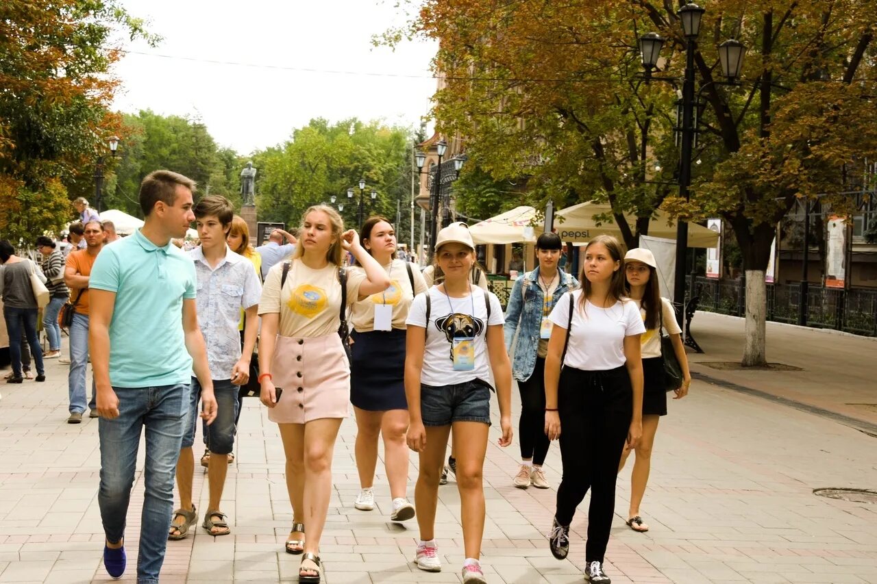 Одежда для экскурсий по городу. Одежда для экскурсий по городу летом. Летняя экскурсия по городу. Лето в городе люди.