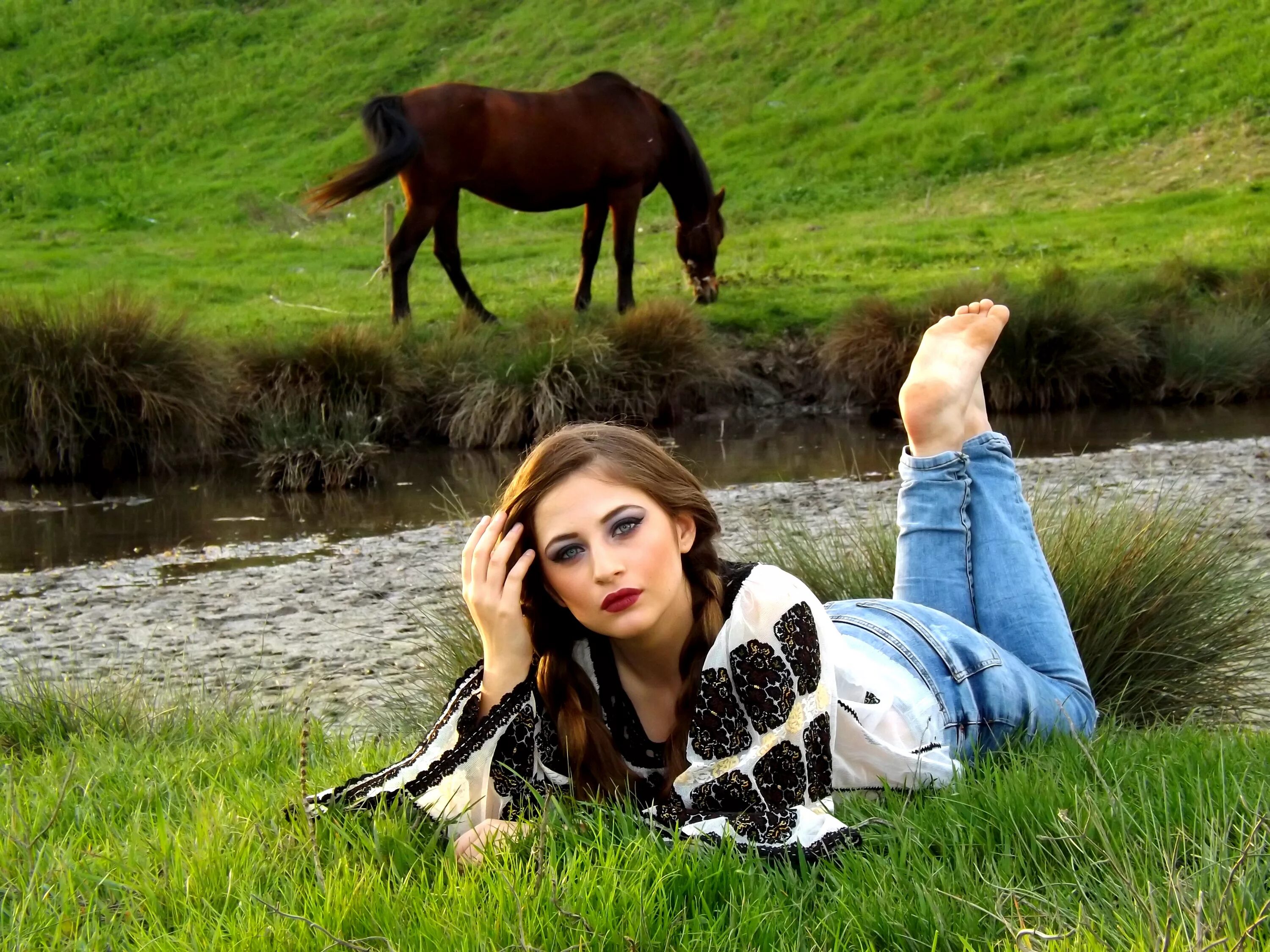 Девушка лошадь клип. Девушка с лошадью. Девушка на лугу. Женщина лежит на лошади.
