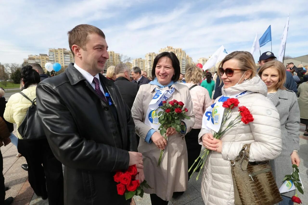 1 июля отмечают. Минск 1 мая. 1 Мая цветы. В городе был праздник 1 мая. Второй день мая.