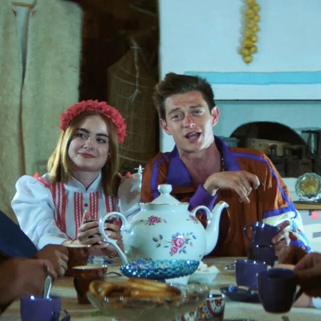 зимняя разлука. падающий снег. душевного тепла в зимние холода. зимние гифки. девушка метель.