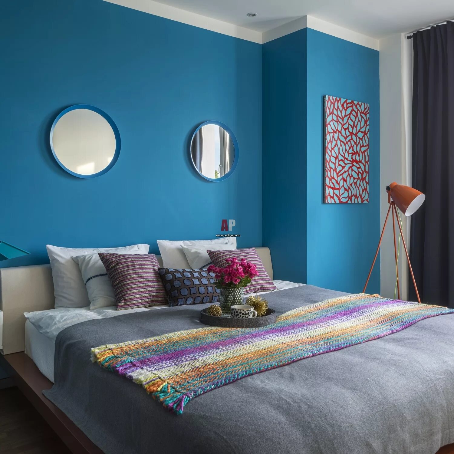 Цвет в интерьере квартиры. Яркая спальня. Цветовые решения для спальни. Яркие стены в интерьере. Интерьер в ярких тонах.