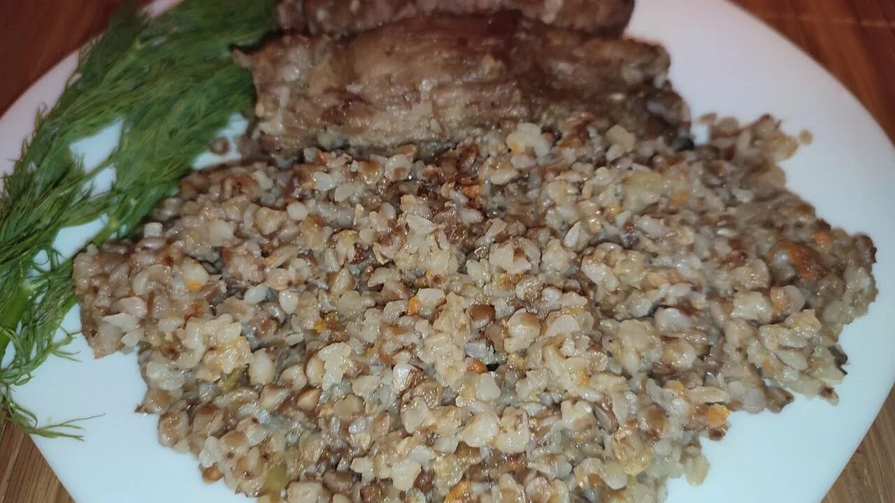 Рецепт свинины с гречкой в духовке. Гречка с ребрышками. гречка с ребрышками в духовке. гречка с ребрами. свиные ребрышки с гречкой.