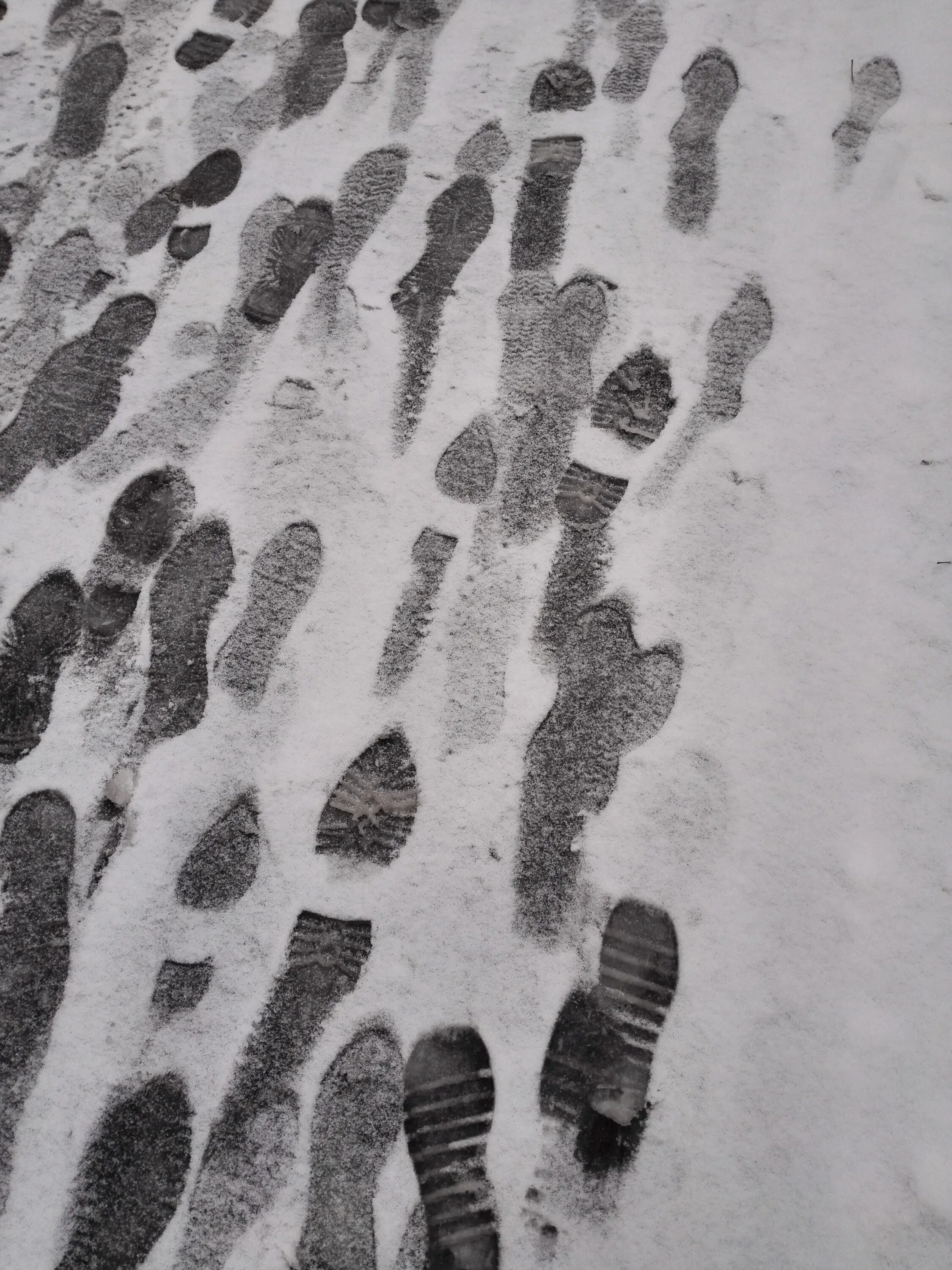 След город. Следы на снегу. Отпечаток человека на снегу. Следы на снегу текстура. Следы человека на снегу.
