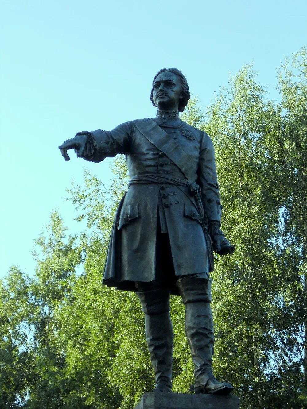 Статуя петра 1 петрозаводск. Памятник петру в петрозаводске. Памятник петру 1 в карелии. Памятник петру в петрозаводске. Онего скульптура на набережной петрозаводска.