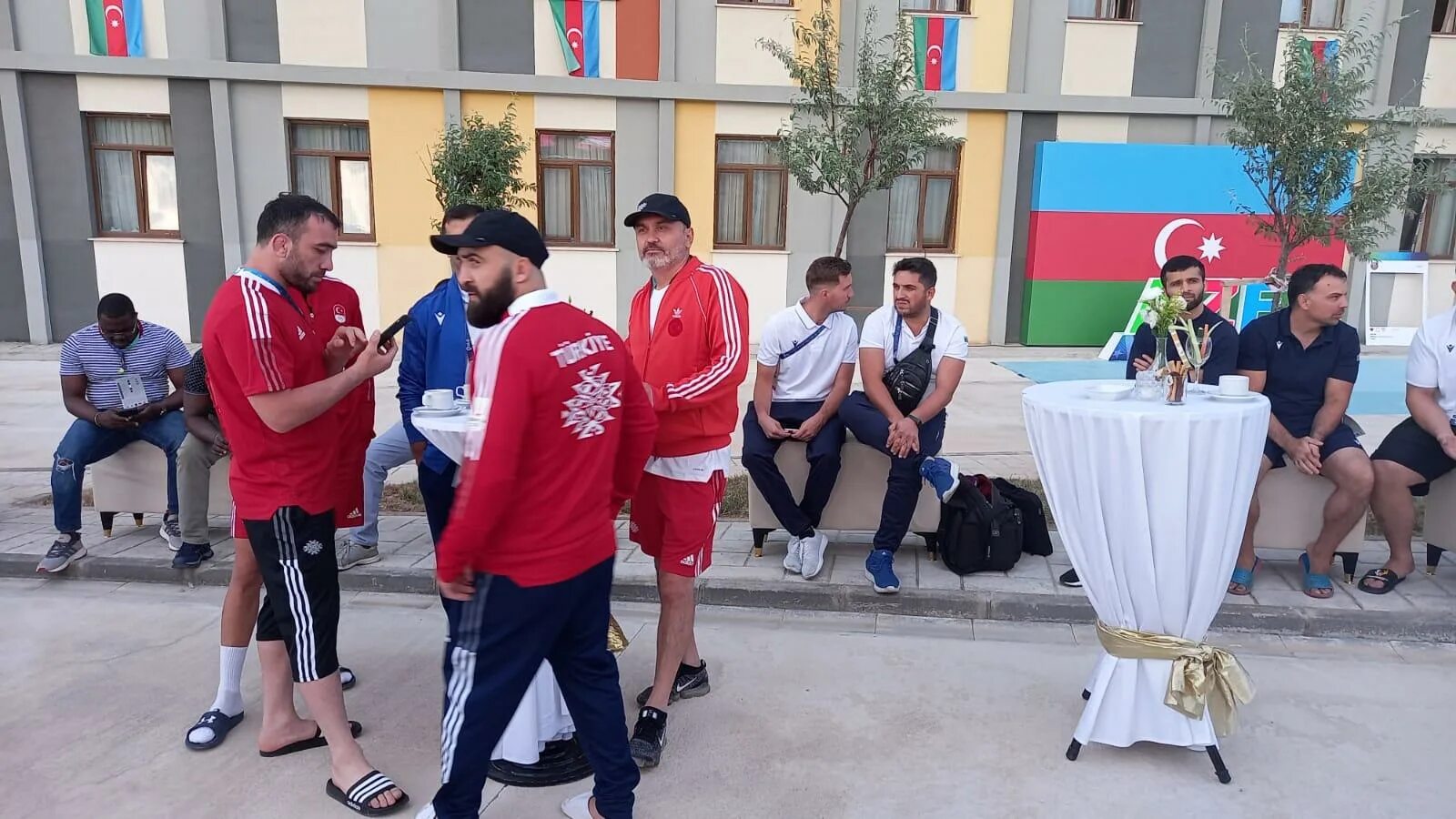 Завтра новый год. Новый год в азербайджане. Конституция азербайджанской республики. День солидарности азербайджанцев всего мира. Бакке новогодние.