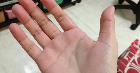 У него сразу вспотели ладони рук