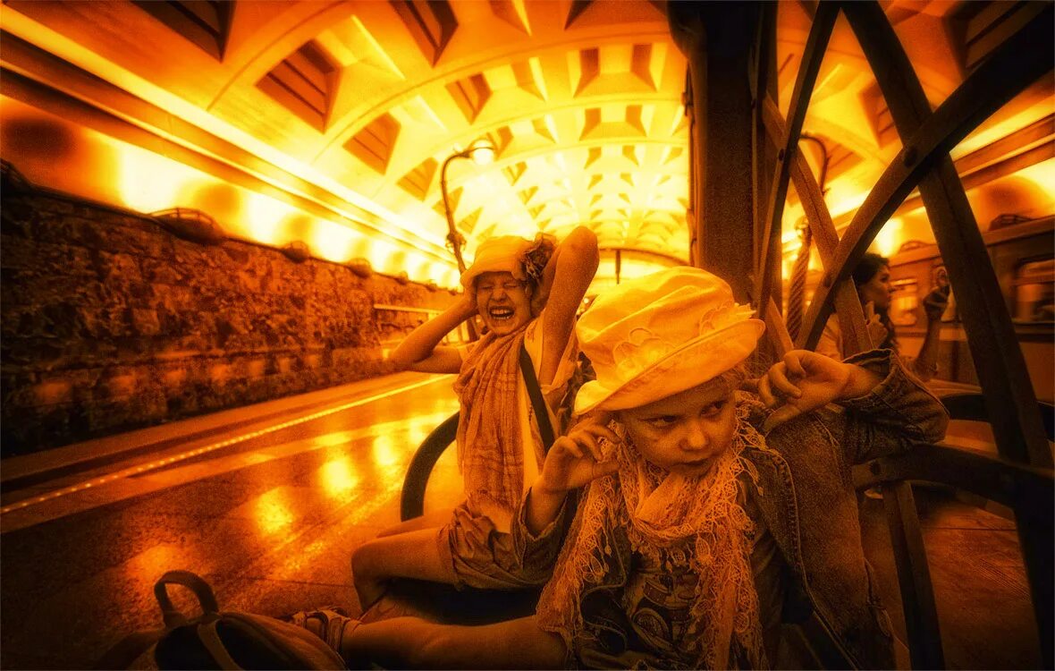 Метро электричка. Шумное метро. Шум поездов метро. Метро шумит. Алма-атинская станция метро.