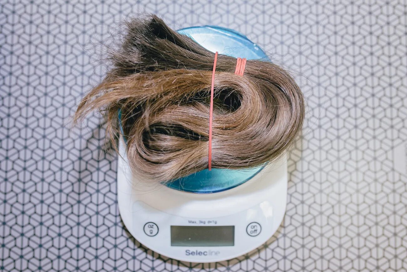 Oily hair. Реклама фена для волос. Чистые волосы. Шампунь для сухих волос. Comb your hair.