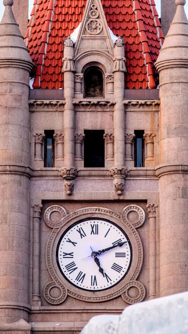 Приключения электроника башне. Часы на башне. Старинные башенные часы. Старинная башня с часами. Сказочная башня с часами.
