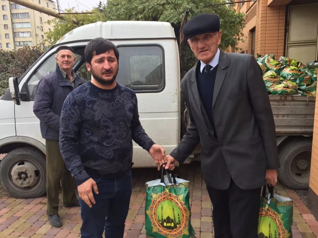 Зелимхан кадыров википедия. Брат рамзана кадырова зелимхан. брат кадырова зелимхан. зелимхан кадыров. кадыров с братом зелимханом.