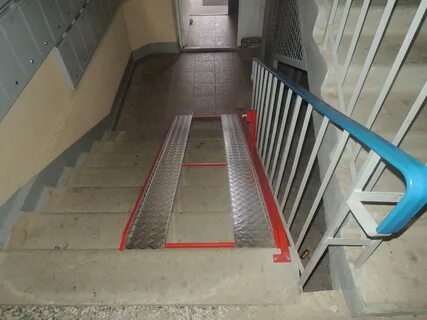 Пандус для инвалидов в подъезде