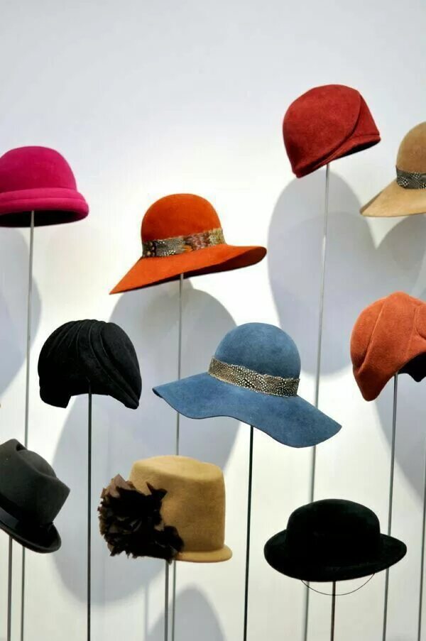 Hat shop. Коллекция шляпок. Головные уборы много. Магазин шляп. Витрина шляп.