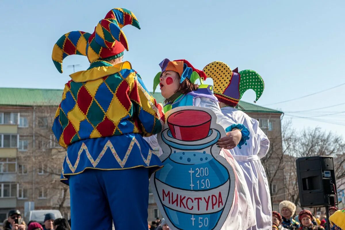 Масленица в Германии. Чучело Масленицы синяя. Масленица сцена. Немецкая Масленица.