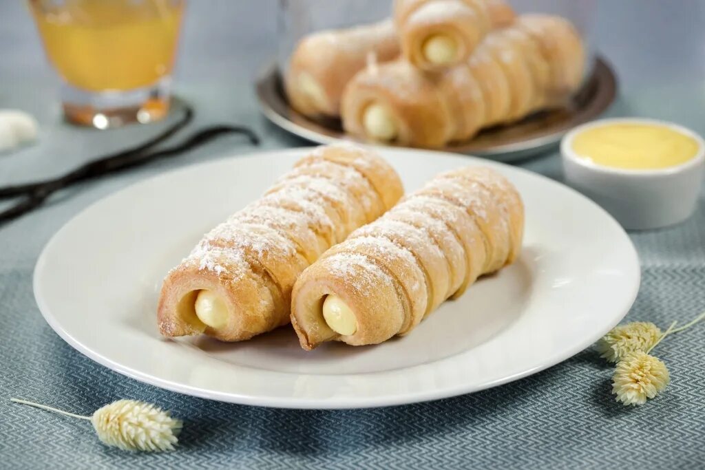 Роллы с кремом. Cannoli Vanilla Cream. Rolls Rolls Cream Flower трубочки.