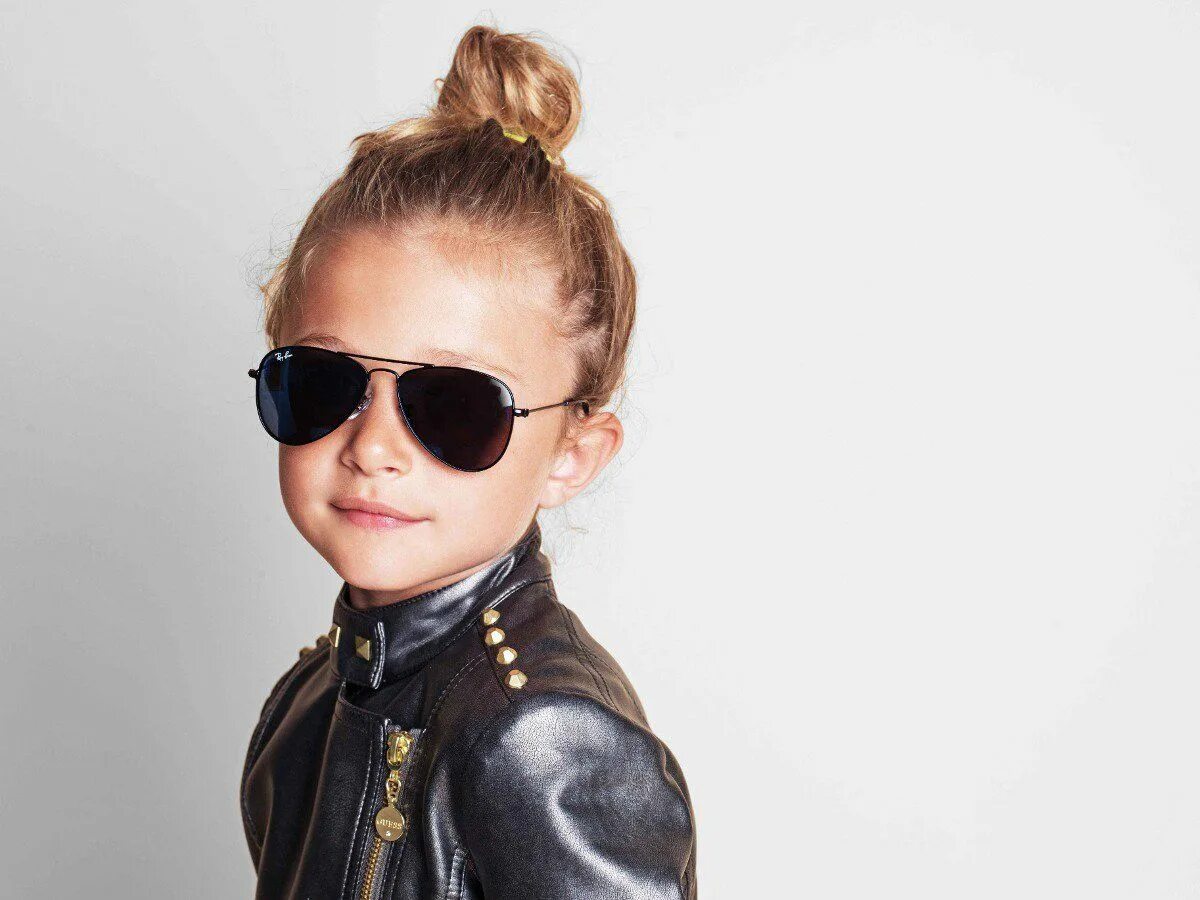 Очки ray ban детские. Детские очки ray ban Kids. Детские очки Рей Бен солнцезащитные. Дети в солнцезащитных очках.