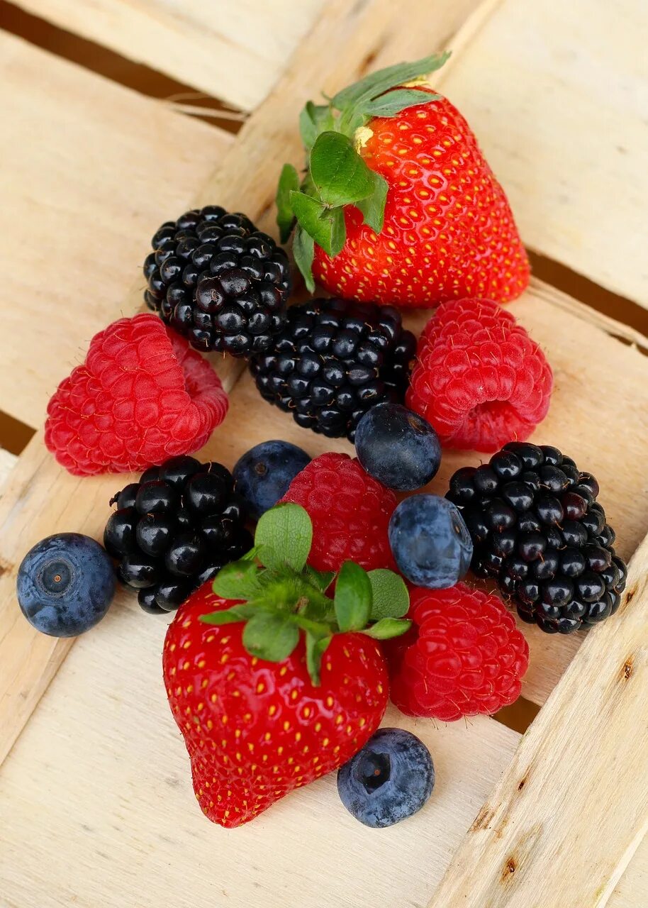 Малина земляника ежевика. Ягоды на столе. Малина земляника ежевика. Клубника малина земляника. Малина земляника ежевика.