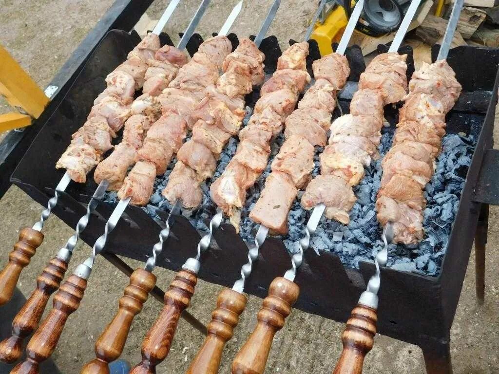 Какой шашлык мягче. Шашлык на шампуре. шашлык жарится. деревянные шампура для шашлыка. шашлык жарится на мангале.