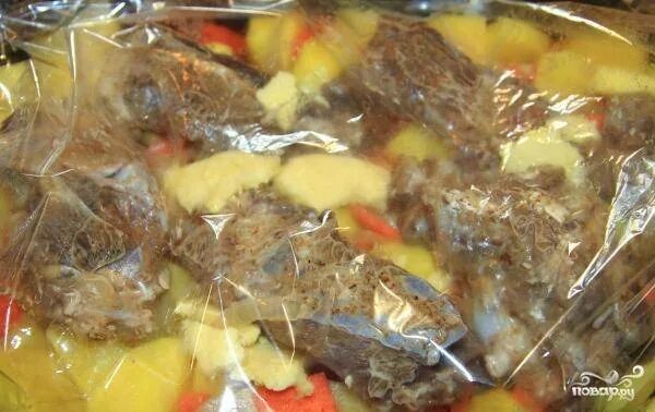 Ребрышки в духовке с овощами в рукаве. Ребрышки с картошкой в рукаве. говяжьи ребра в духовке с картошкой в рукаве. говядина в рукаве. рёбрышки говяжьи в духовке в рукаве.