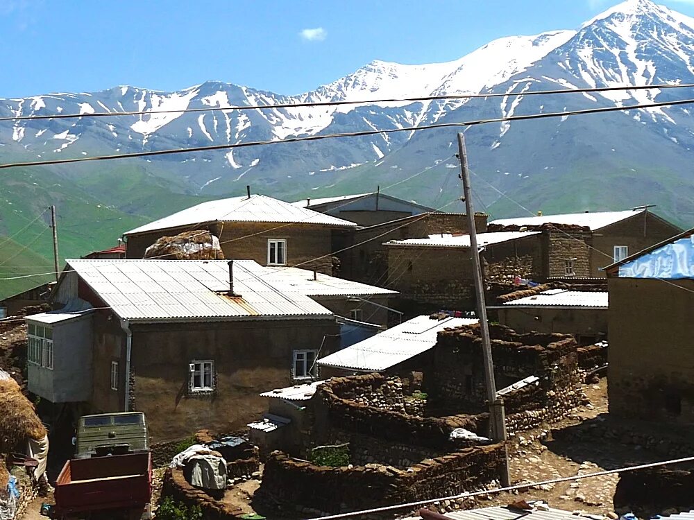 Дагестан курахский район село курах. Аул девушка. Какое ауле живет. Горные аулы чечни. Кубачи дагестан люди.