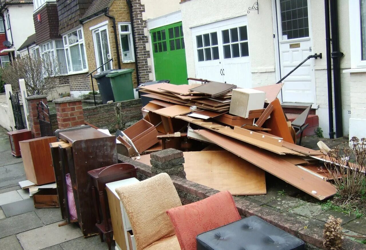 Вывезти старый диван. Заберу старый диван. Куда деть старый диван в москве. Заберу старый диван. Картинки вывоз старой мебели газель.