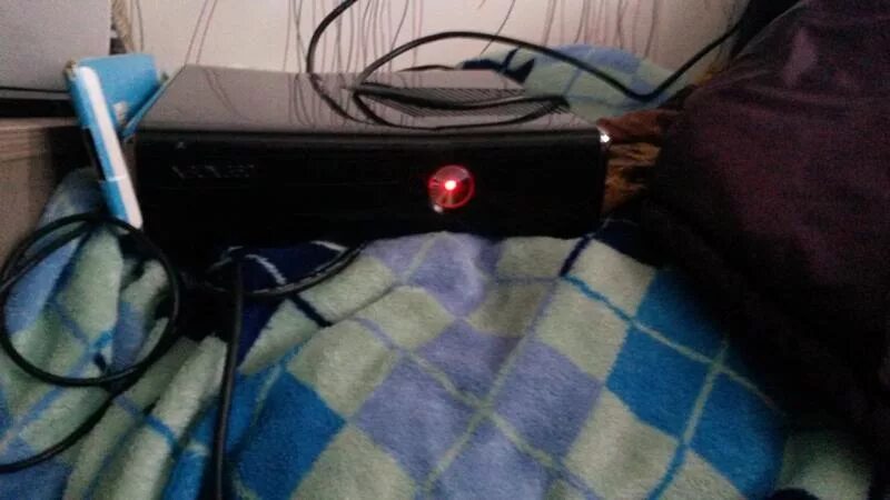 Почему мигает приставка. Xbox 360 красный индикатор. Xbox 360 fat горит красный индикатор. Xbox 360 s красный индикатор. Xbox 360 e горит красным.