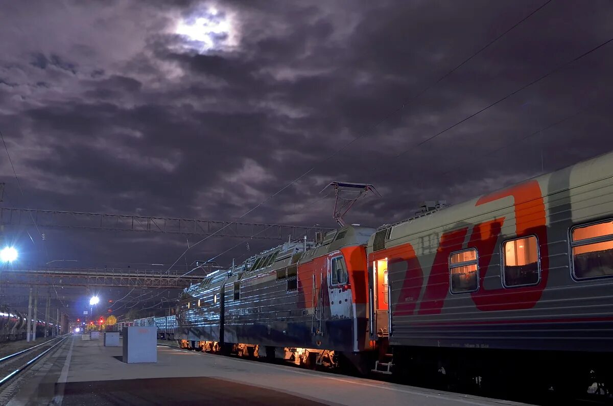 поезд ржд 4к пассажирский. поезд эп20 022. задержка поездов ржд сегодня адлер. двухэтажные поезда в россии. задержка поездов ржд сегодня адлер.