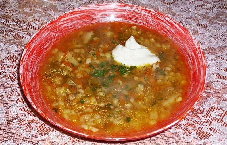 Рассольник с перловкой. Солянка с перловкой и солеными. Рассольник с перловой крупой. Рассольник с солеными огурцами.