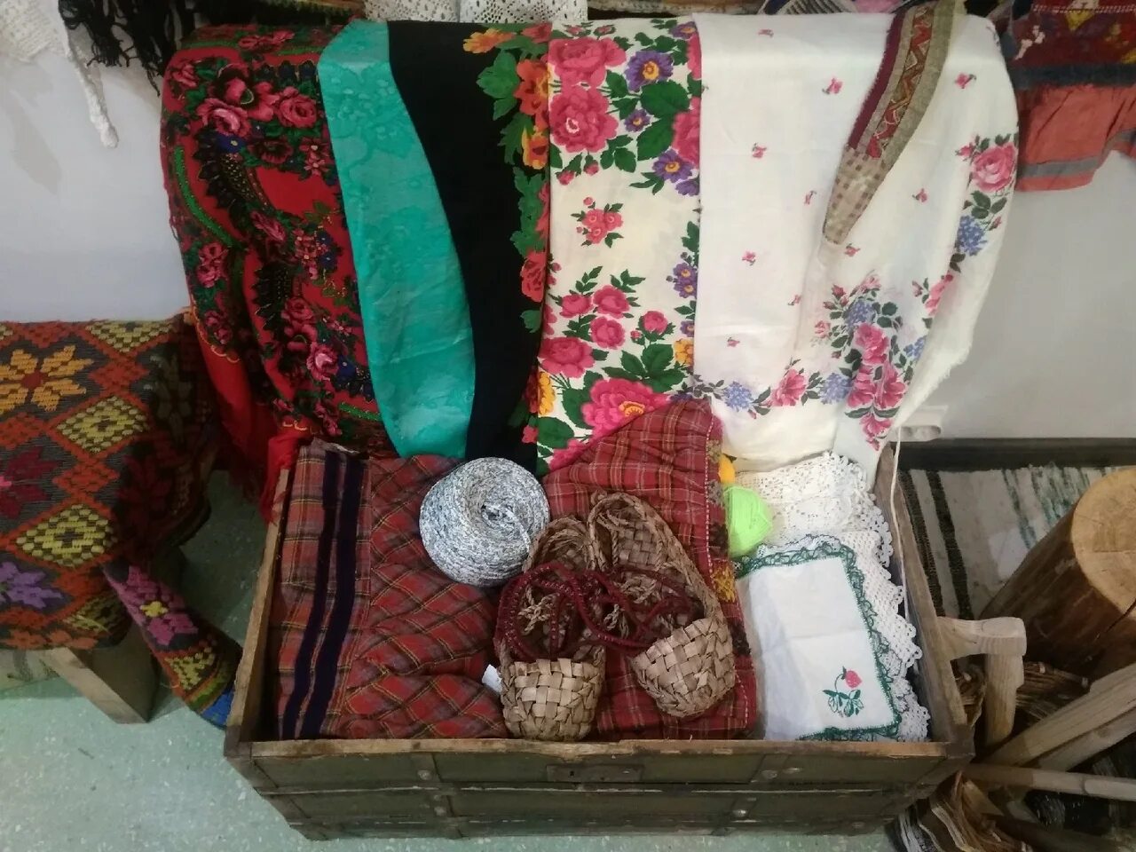 Келин сарпо сандиклар. Свадебные коробки для приданного. Приданое невесты в древней руси. Свадьба с приданым. Приданое невесты покрывала.