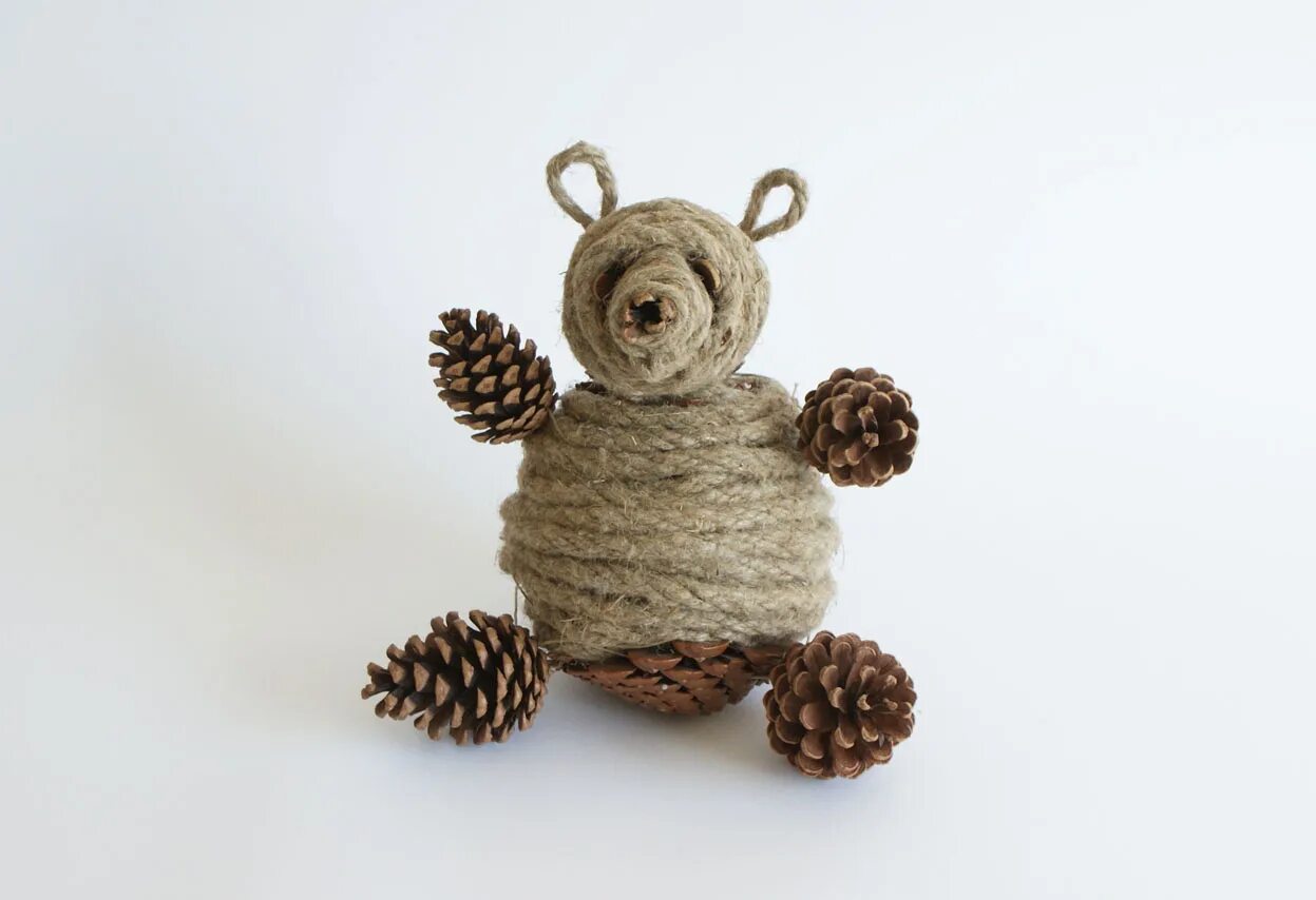 Поделки из шишек медведь своими руками. Медведь из природного материала. Медвежонок из шишек поделка. Поделки из шишек. Медведь из шишек.