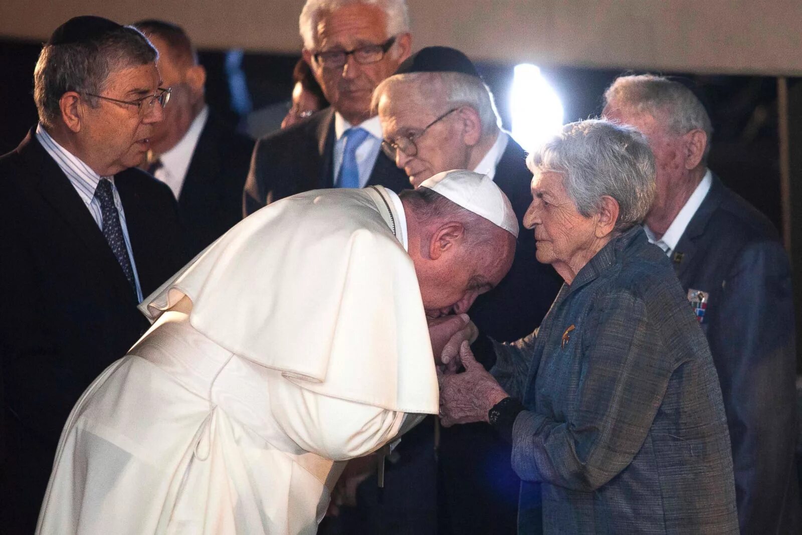 Папа Римский целует руку Рокфеллеру. Папа Римский Франциск и Дэвид Рокфеллер. Киссинджер и папа Римский. Римский папа целует руку РО. Римский еврей