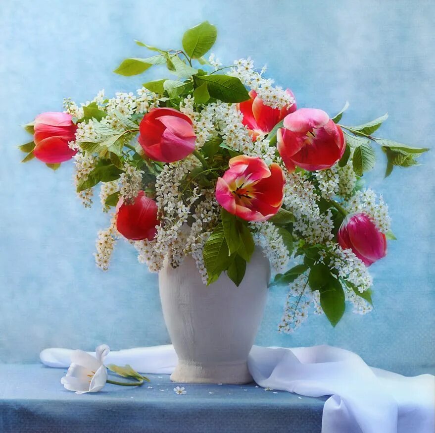 Прекрасного дня цветы картинки. Цветы в вазе. Красивые цветы в вазах. Красивый весенний букет. Букеты в вазах.