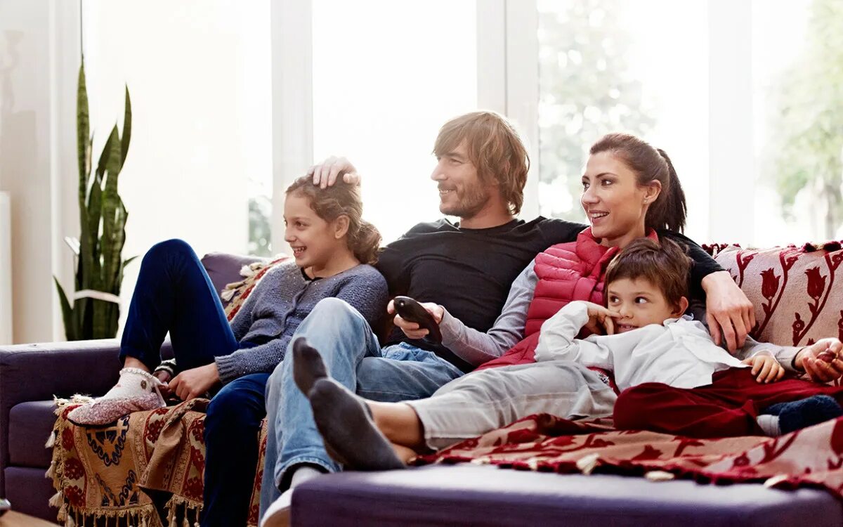 Семейный просмотр пин. Семья у телевизора. Семья на диване перед телевизором. Семейный вечер.