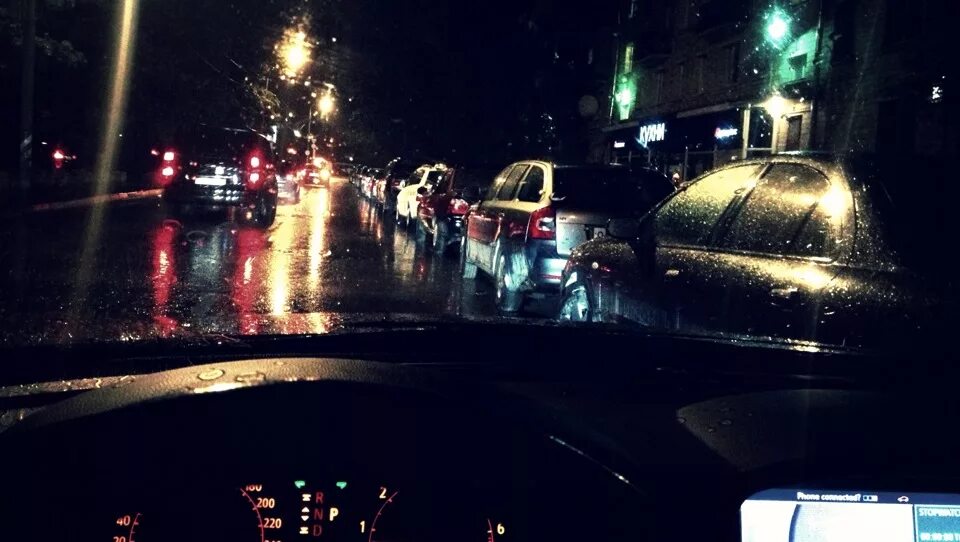 Хорошо в машине в дождь. Ночь машина дорога дождь. Дождь из окна машины ночью. Ливень вид из машины. Дорога в ночи из машины дождь.