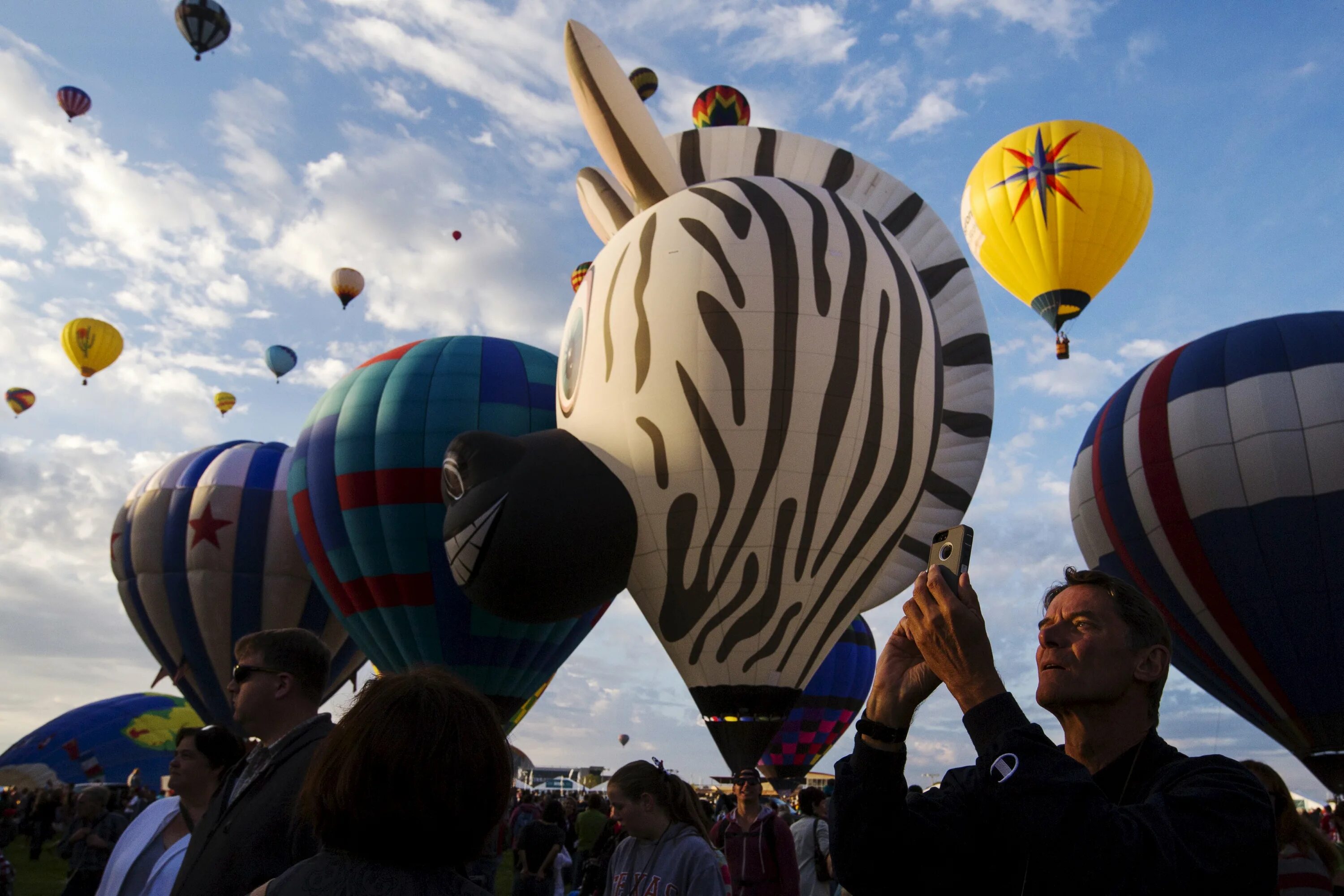 Соревнования шаров. Альбукерке Международный воздушный шар Fiesta. Albuquerque International Balloon Fiesta фестиваль. Фестиваль воздушных шаров в Альбукерке. Фестиваль воздушных шаров в Нью-Мексико.