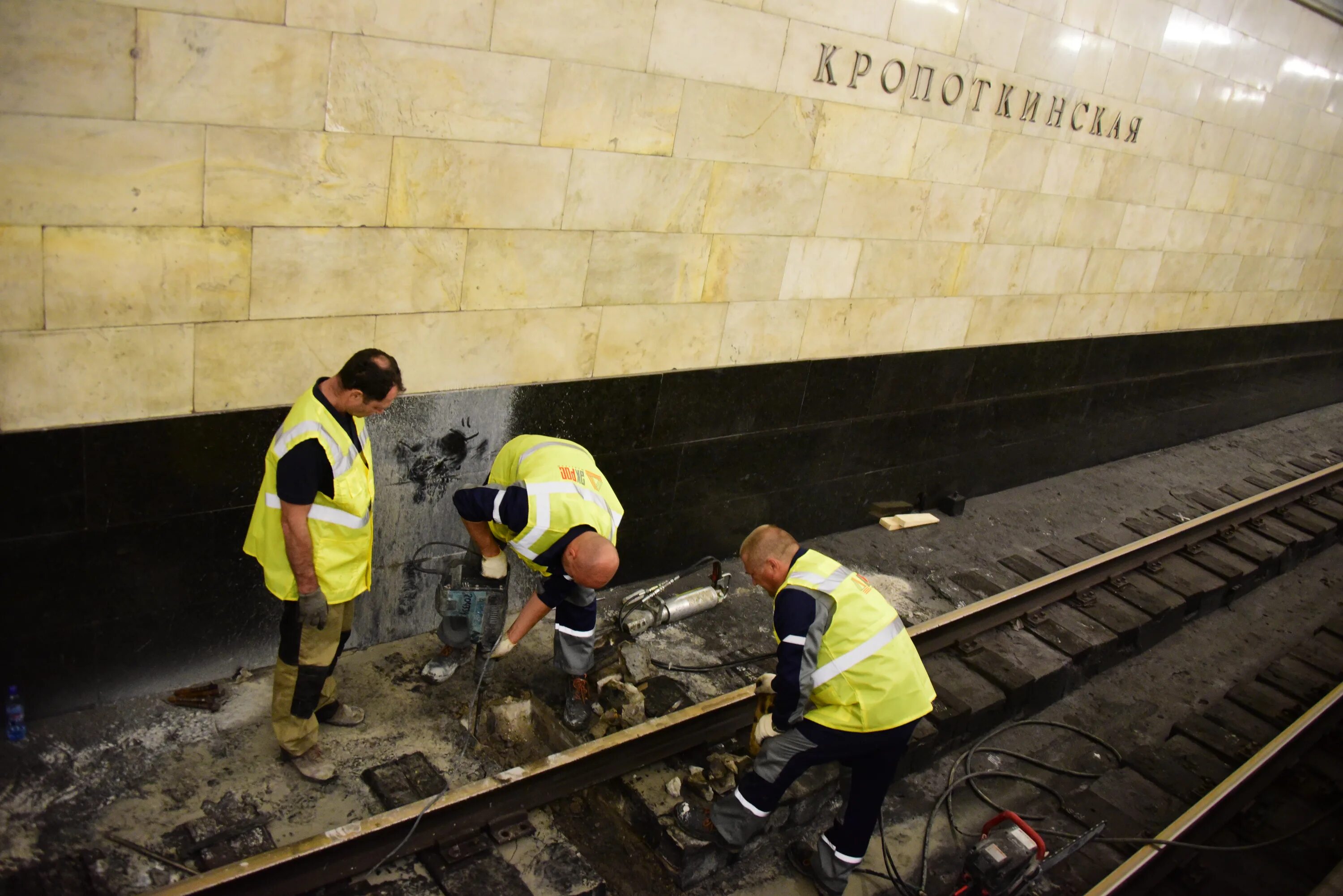 Дистанция капитального ремонта метрополитена. Шпалы в Московском метро. Специалист метро. Работники Московского метрополитена. Метро ремонтные