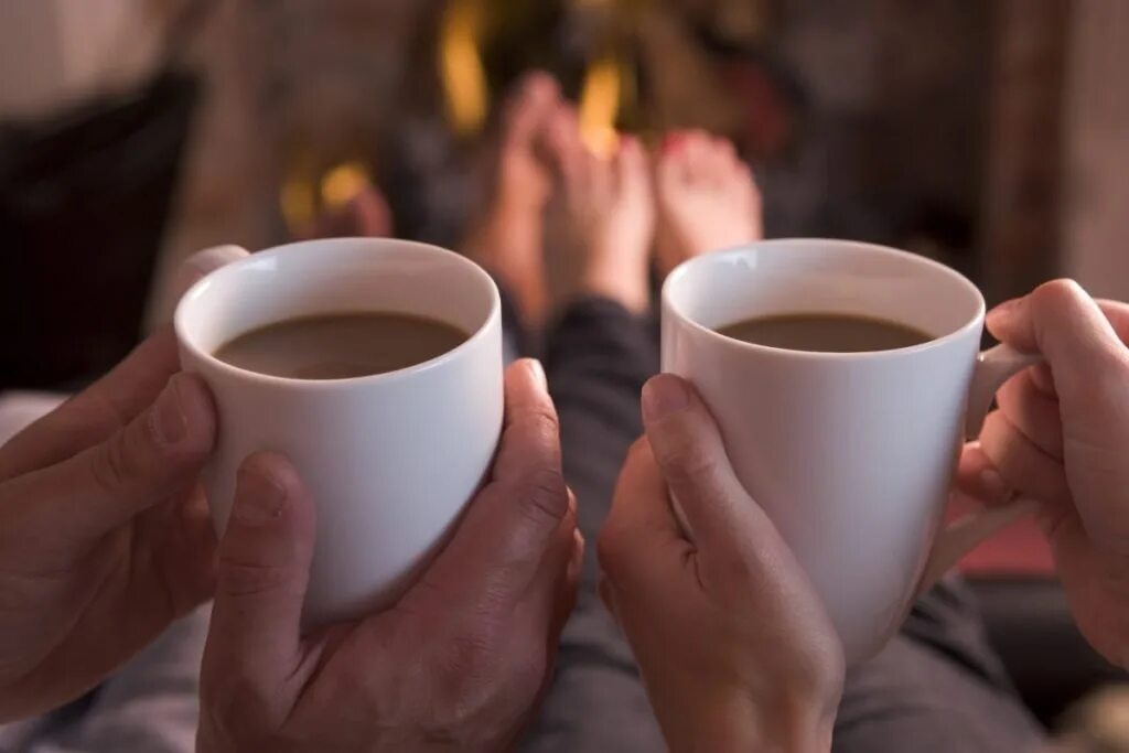 Утро ладонь. Две чашки кофе. Кофе вдвоем. Кофе на двоих. Чай с любимым.