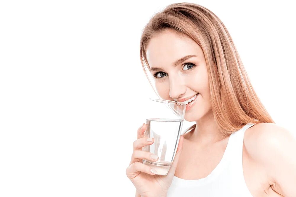 Питье воды. Женщина со стаканом воды. Девушка со стаканом. Девушка сос токаном воды. Девушка пьет воду.