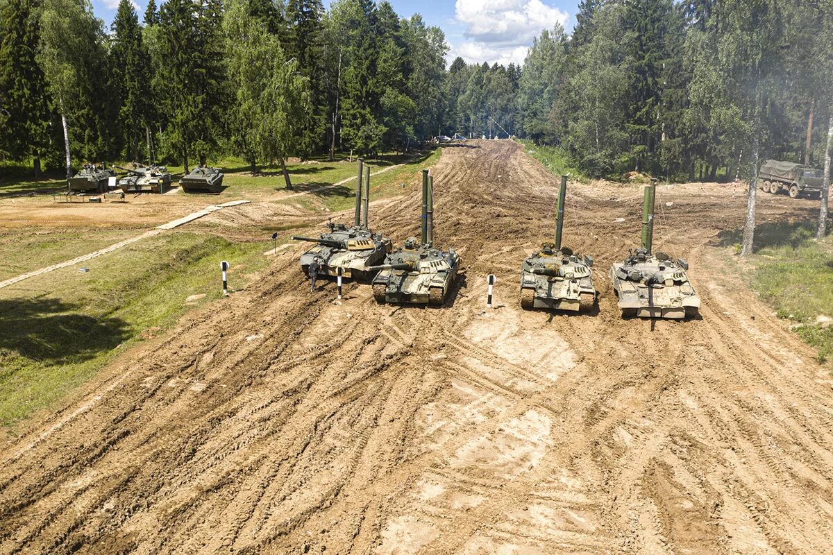 Головеньки. Т-80 на полигоне. Головеньки танковый полигон. Кубинка танковый полигон. Преодоление водной преграды танком т-80.