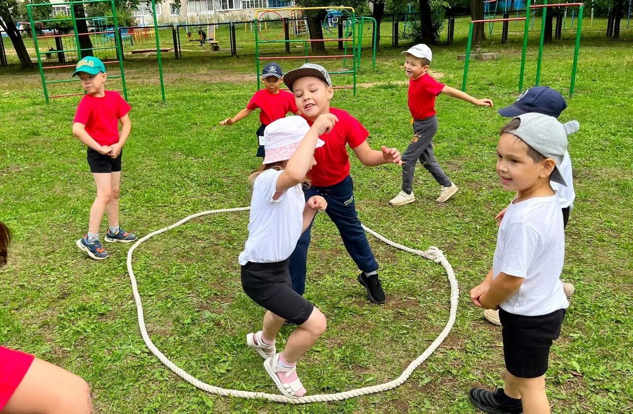 Спортивное развлечение цель. Спортивные развлечения. Спортивные развлечения для детей. Спортивные развлечения в ДОУ. Зов джунглей игра.