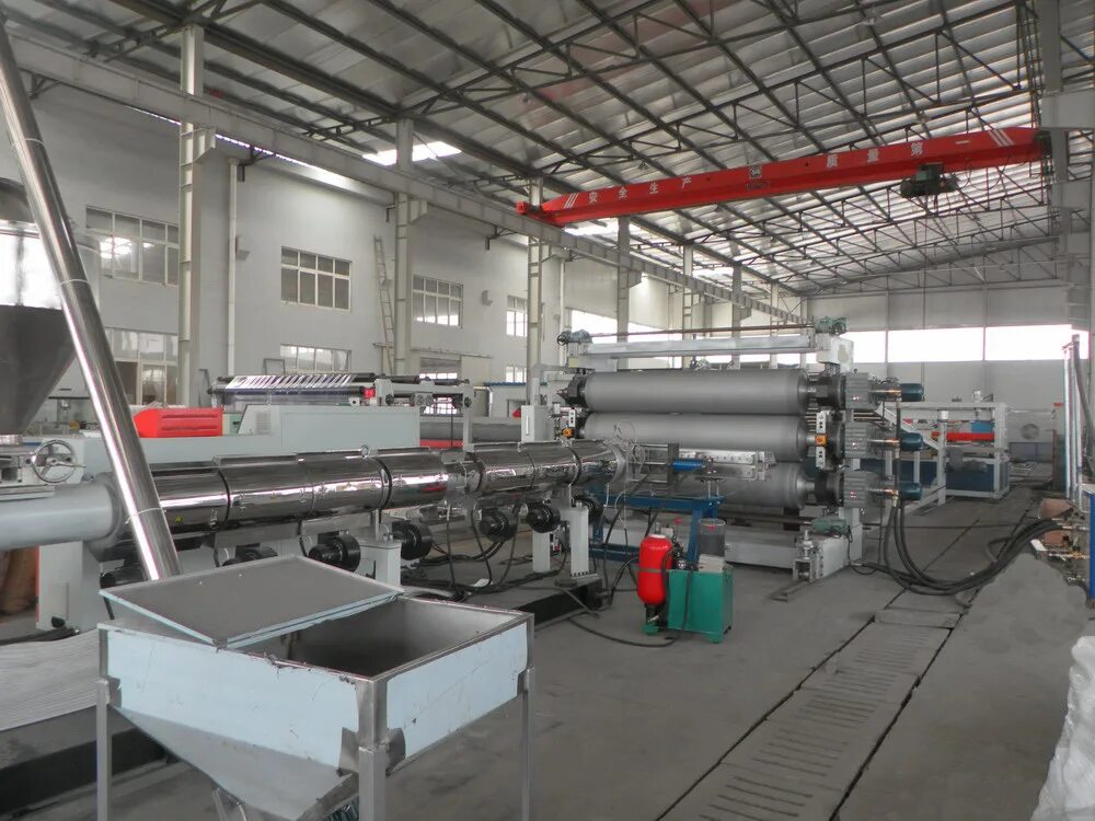 оборудование для производства акриловых изделий. прокатка стекла. производство органических стекол. завод по производству стекла. производство органических стекол.