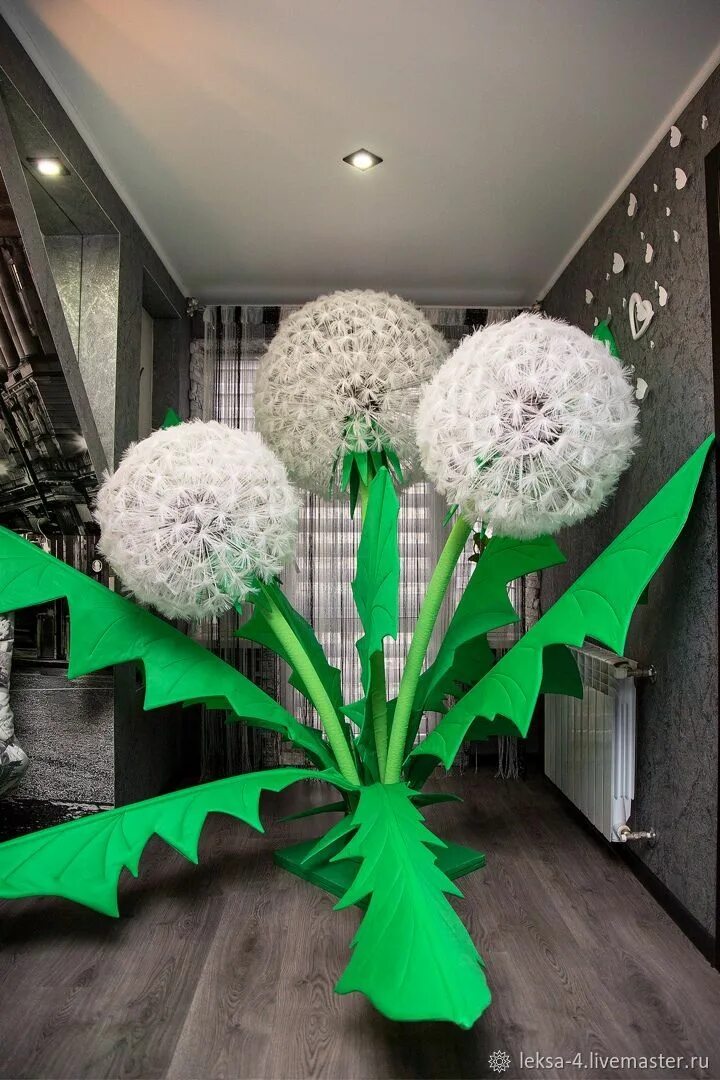 Одуванчик из изолона. Фотозона одуванчик. Фотозона из одуванчиков. Одуванчик декор для сада. Фотозона одуванчик.