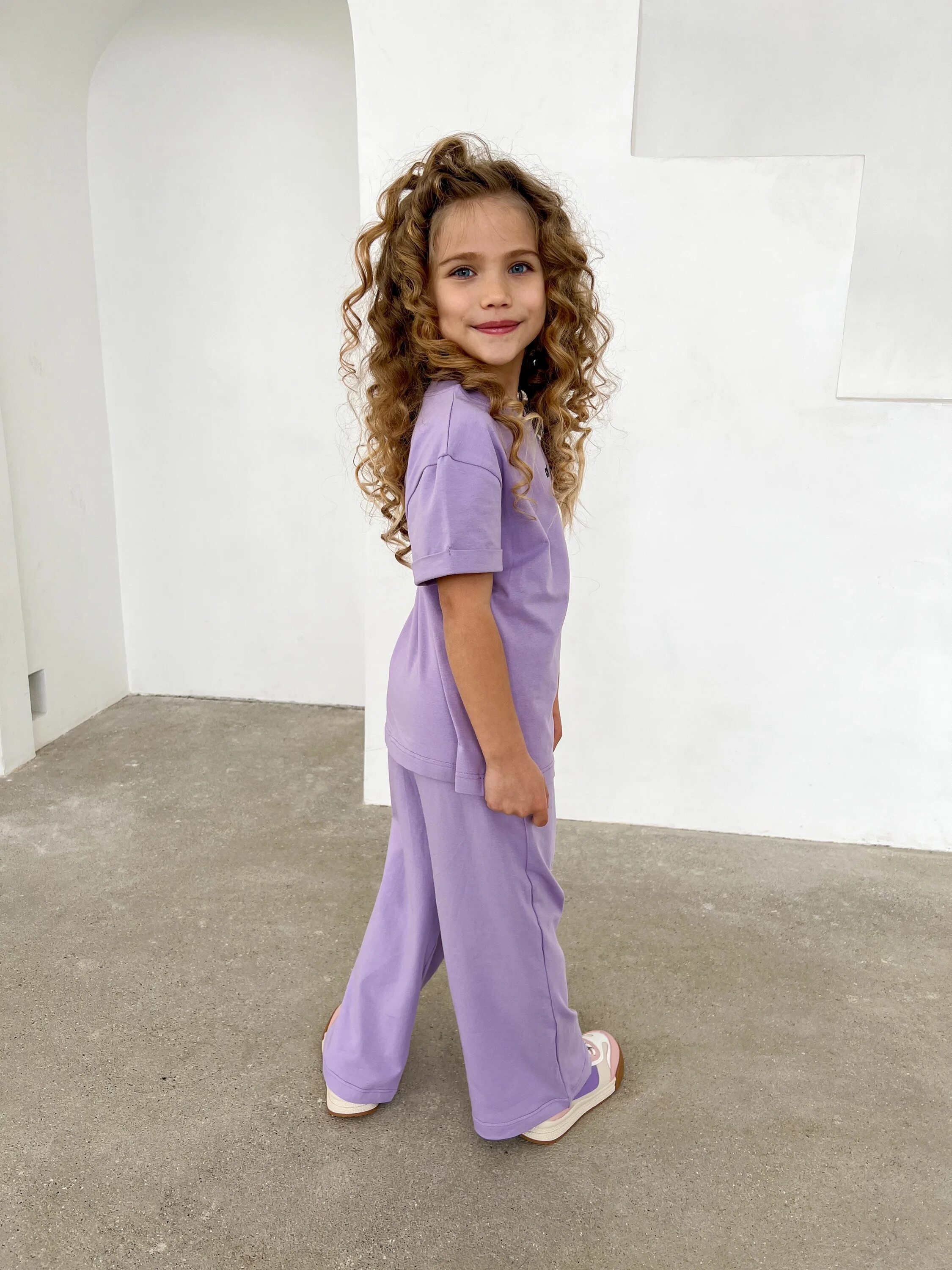 Crimea baby wear. Crimea baby wear. Детский спортивный костюм оверсайз. Обувь с свободными брюками дети. Guess los angeles футболка женская.