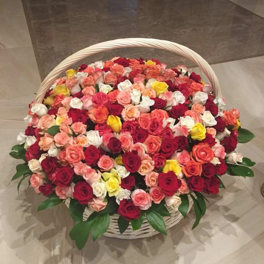 цветы в коробке. букет на полу в квартире. реальные букеты цветов. розы в коробке. много букетов.