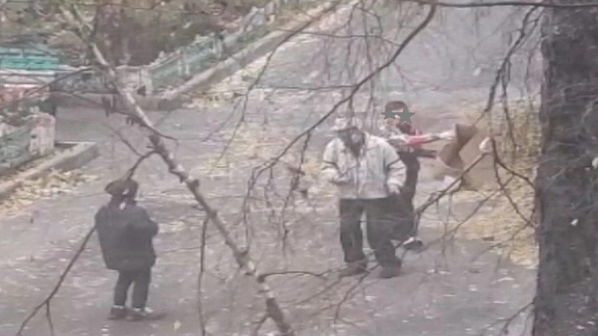 Издеваются над дедушкой. Издеваются над дедушкой. Издевательство над больными люди. Издевается над дедом. Издевается над дедом.