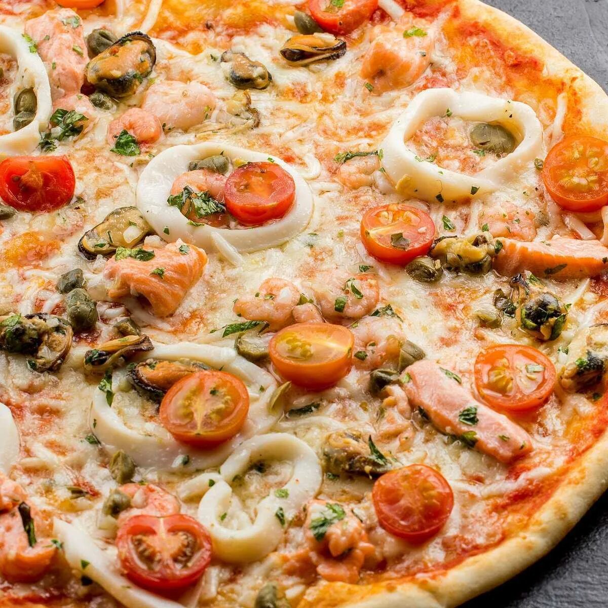Домашняя пицца с морепродуктами. Пицца маринара. Пицца маринара с морепродуктами. Пицца с креветками и цукини. Пицца Нептун.