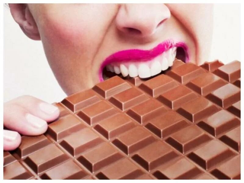 Ест шоколад. Шоколад полезен для зубов. Съем шоколад. Много шоколада фото для девушки. Сказать шоколадка