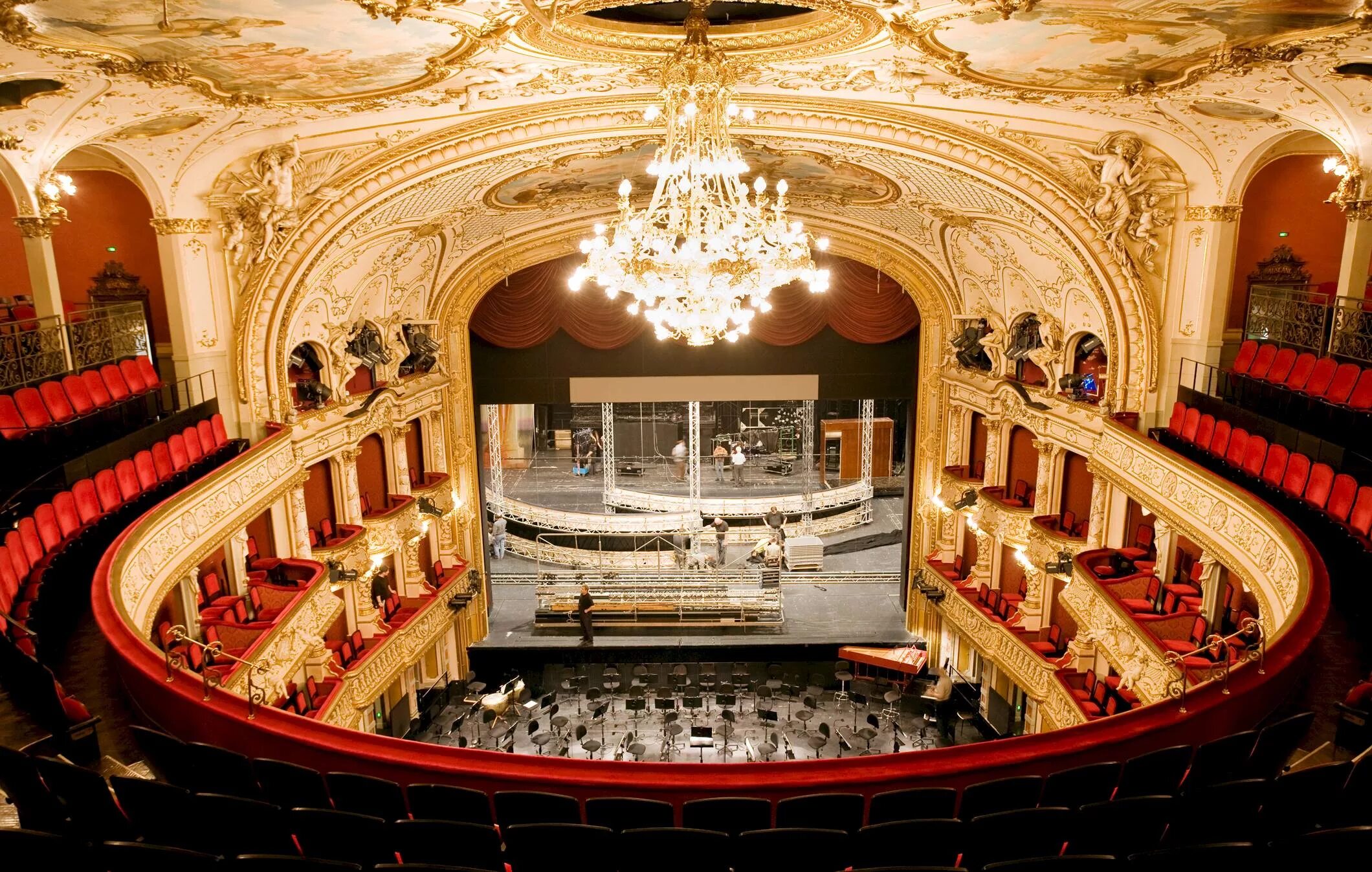 Самые известные оперы и балеты. Оперный театр Цюриха. Цюрих оперный театр внутри. Оперный театр Генуя внутри. Вроцлавский оперный театр.